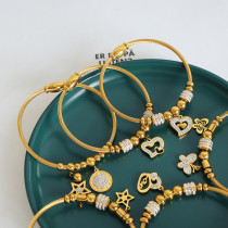 Brazalete chapado en oro de 18 quilates con incrustaciones de acero de titanio y mariposa en forma de corazón y estrella de estilo informal y sencillo