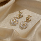 1 par de pendientes colgantes chapados en oro de 14K con incrustaciones de cadena chapada en flor dulce estilo IG, perlas de agua dulce de cobre y circón