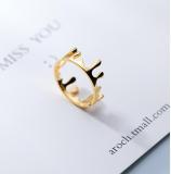 Anillo simple de acero titanio chapado en oro