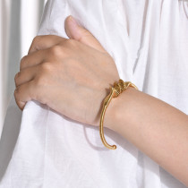 Pulseras de puño plateadas en oro de 18K con revestimiento de acero inoxidable con rayas en espiral de estilo Simple al por mayor