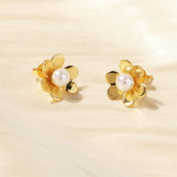 1 par de pendientes chapados en oro de 18 quilates con perlas de agua dulce y chapado en flores de estilo sencillo
