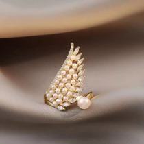 Elegante anillo abierto chapado en oro de 14 quilates con incrustaciones de cobre y perlas artificiales con alas exageradas