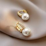 Pendientes colgantes chapados en oro de 14K con incrustaciones de perlas de imitación, diamantes de imitación artificiales de cobre, estilo Simple y elegante, 1 par