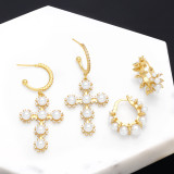 1 par de pendientes chapados en oro de 18K con incrustaciones de perlas artificiales en forma de C exageradas y elegantes
