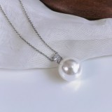 Collar plateado oro 18K de las perlas artificiales del embutido del chapado de acero inoxidable retro elegante de la bola de señora
