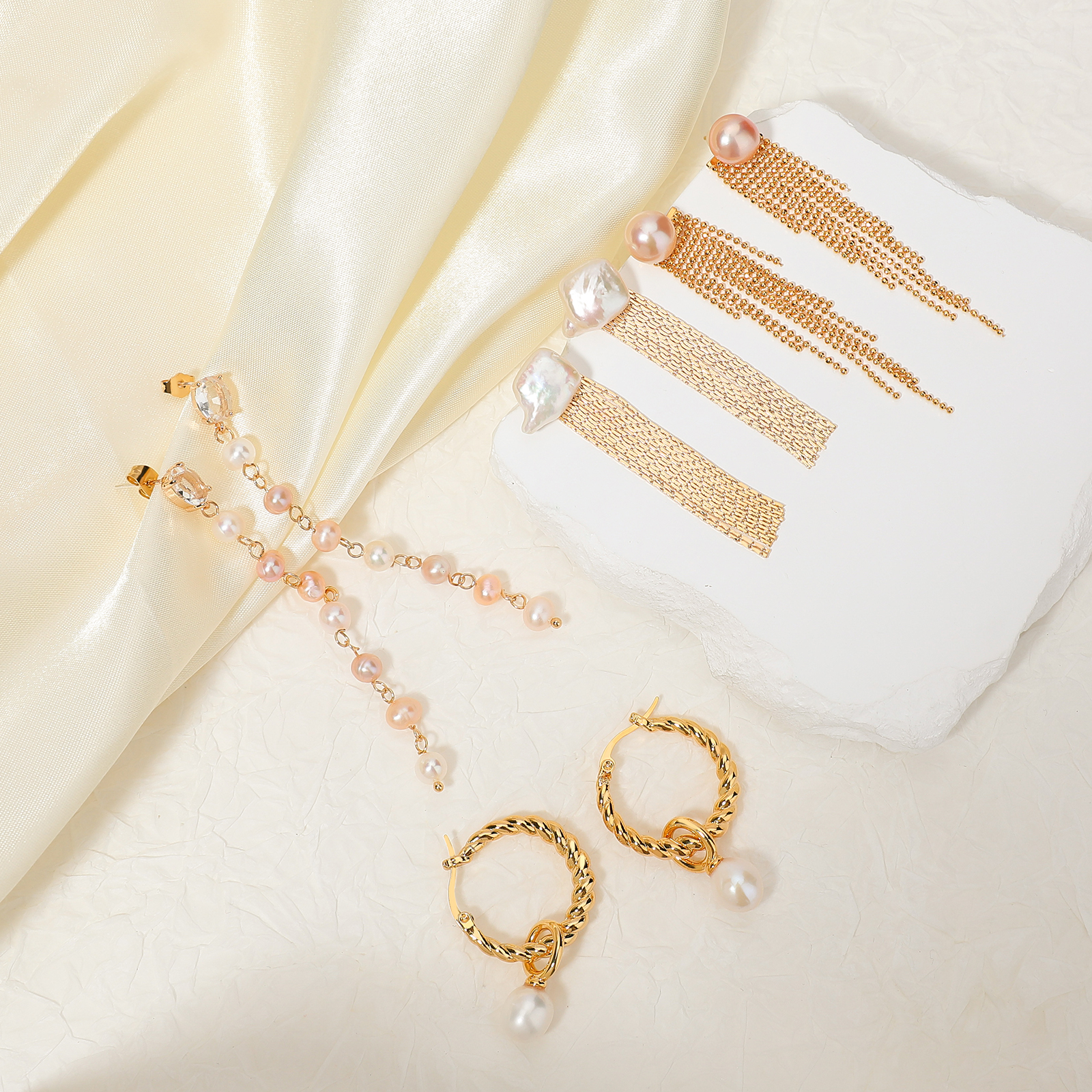 1 par de pendientes chapados en oro y cobre con perlas de agua dulce y borlas para mujer