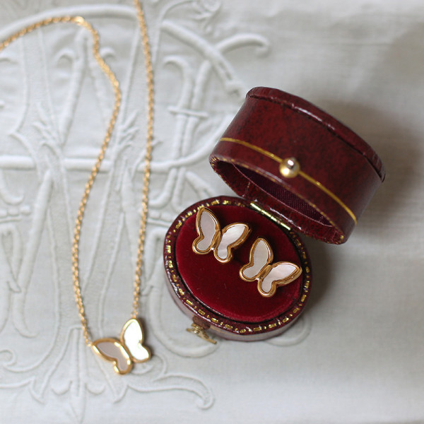 Collar de pendientes de mujer con revestimiento de acero de titanio y mariposa dulce