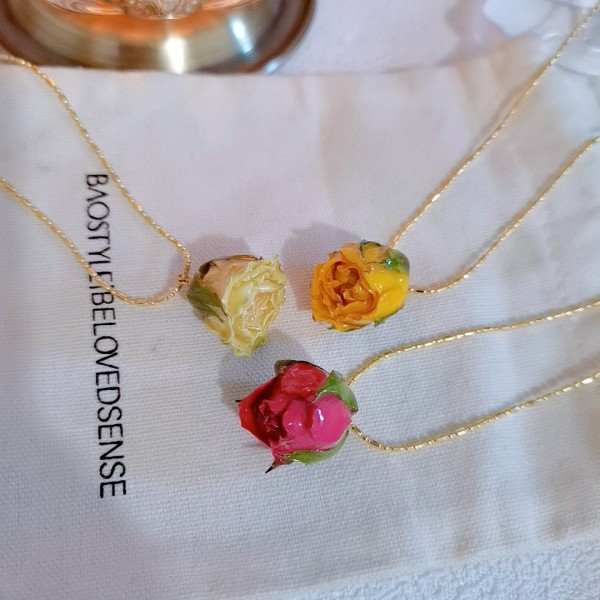 Collar con colgante de cobre de flor dulce