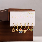 Pendientes colgantes chapados en oro de 14 quilates con incrustaciones de esmalte de cobre en forma de corazón y estrella de estilo simple