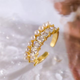 Anillo abierto de circonita perla con incrustaciones de cobre geométrico elegante