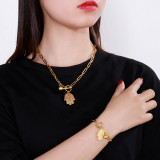 Conjunto de dos piezas de collar y pulsera con adorno en forma de palma de acero inoxidable simple a la moda