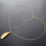 Collar con colgante chapado en oro de 18 quilates con incrustaciones de cobre y hoja de estilo simple y elegante informal