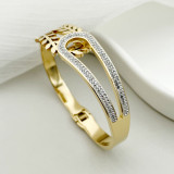 Brazalete chapado en oro con incrustaciones de diamantes de imitación y hebilla de acero inoxidable y titanio con hojas elegantes