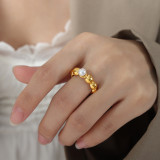 Elegantes anillos chapados en oro de 18 quilates con incrustaciones de acero de titanio y perlas de agua dulce