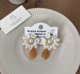 1 par de pendientes colgantes de perlas de cobre con incrustaciones de flores retro