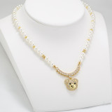 Collar con colgante chapado en oro de 18K con incrustaciones de cobre y perlas de imitación de osito en forma de V estilo Simple elegante informal