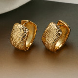 1 par de pendientes de aro chapados en oro de 18 quilates con revestimiento de cobre en forma de U de estilo simple