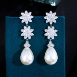 1 par de pendientes colgantes chapados en plata con forma de copo de nieve, perlas artificiales de cobre con incrustaciones de diamantes artificiales