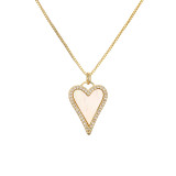 Collar con colgante chapado en oro con circonita de concha con incrustaciones de cobre en forma de corazón de estilo simple
