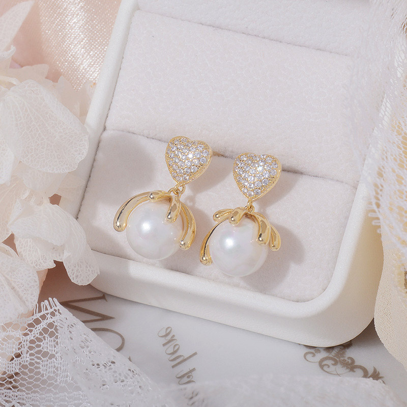 1 par de pendientes colgantes chapados en oro de 14K con incrustaciones de perlas de imitación y circonita de cobre elegantes en forma de corazón