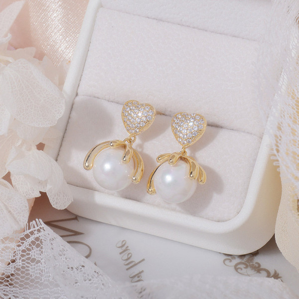 1 par de pendientes colgantes chapados en oro de 14K con incrustaciones de perlas de imitación y circonita de cobre elegantes en forma de corazón