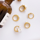 Elegantes anillos geométricos de perlas artificiales con incrustaciones de acero de titanio