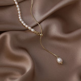 Collar con colgante de cuentas de cobre y perlas barrocas redondas de estilo simple