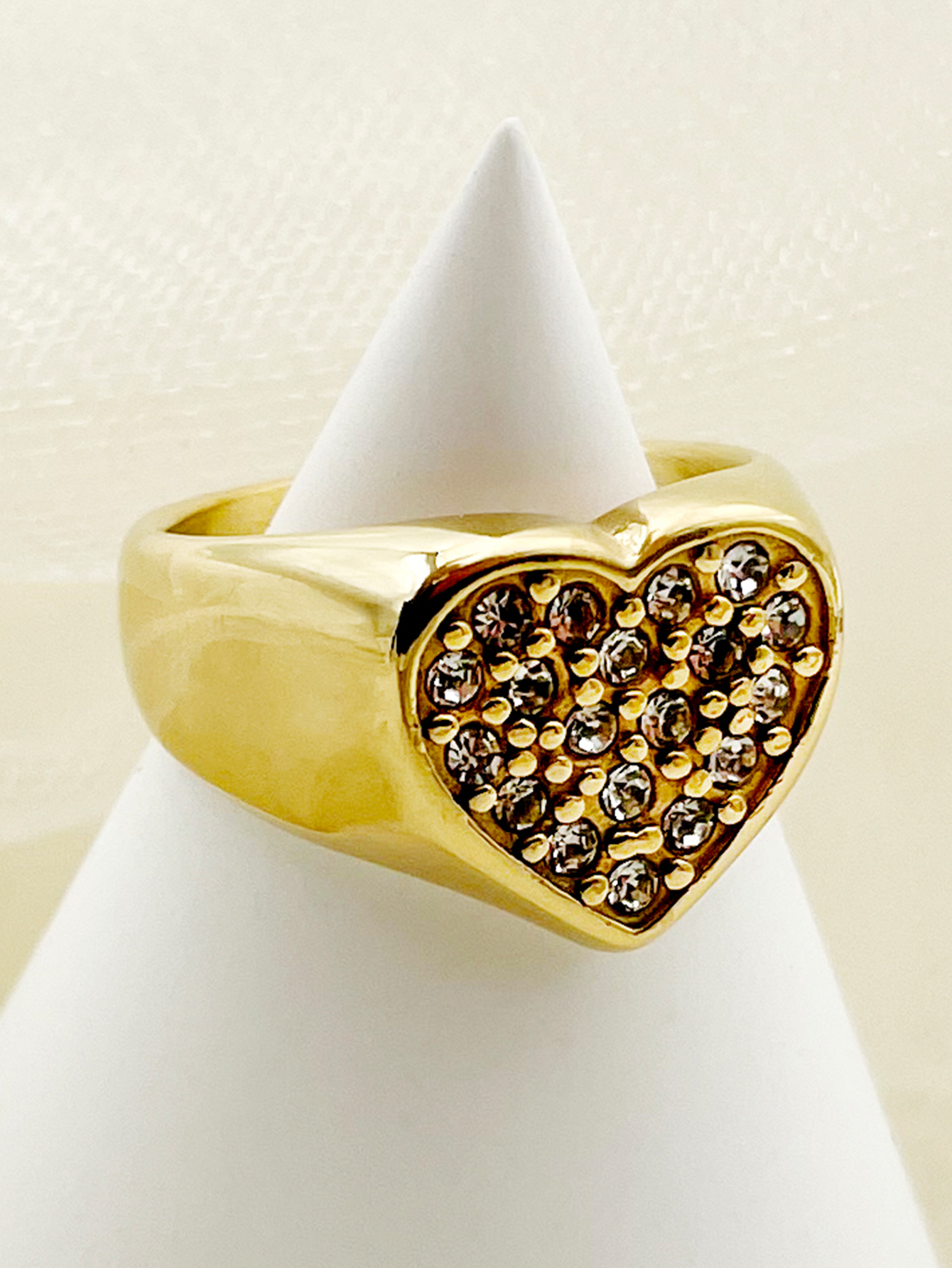 Anillos chapados en oro de los diamantes artificiales del acero inoxidable de la forma del corazón del estilo simple elegante a granel