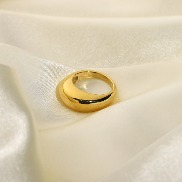 Anillo retro de acero de titanio con arco liso