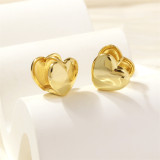 1 par de pendientes chapados en oro de 18 quilates con forma de corazón de estilo simple