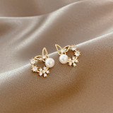 Pendientes de tuerca con diamantes de imitación y perlas artificiales chapados en cobre, mariposa dulce, 1 par