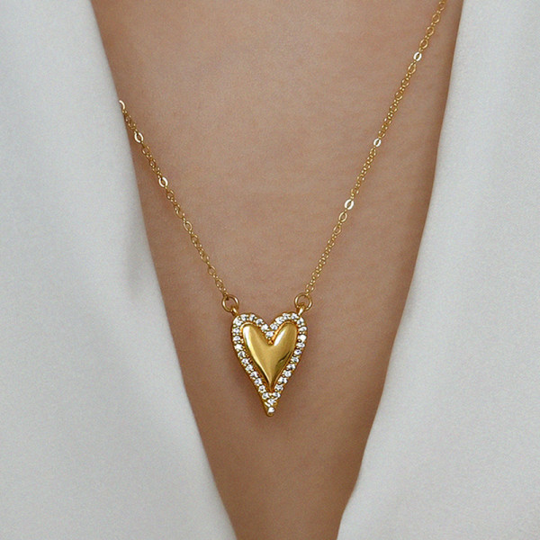Collar chapado en oro de circón con incrustaciones de cobre en forma de corazón de estilo moderno