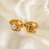 Anillos chapados en oro de 18 quilates con incrustaciones de perlas redondas elegantes de acero inoxidable