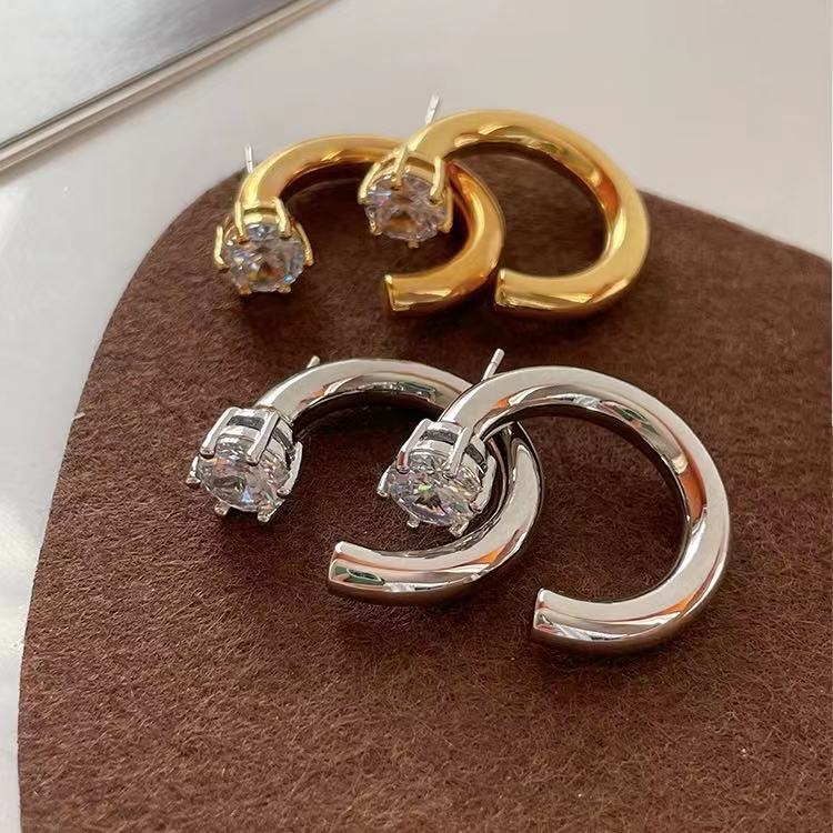 1 par de pendientes de diamante artificiales de cobre con incrustaciones de chapado en forma de C de estilo moderno