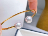 Pulseras de puño de perlas artificiales con incrustaciones de acero inoxidable redondas de estilo simple