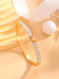 Brazalete de diamantes de imitación con incrustaciones de acero de titanio con letras brillantes elegantes