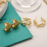 1 par de pendientes chapados en oro de 18 quilates con incrustaciones de perlas artificiales de cobre y forma de C de estilo sencillo