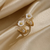 1 par de pendientes chapados en oro de 18 quilates con perlas de agua dulce de cobre con incrustaciones de flores en forma de C estilo IG