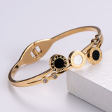 Pulsera simple de oro rosa y acero de titanio con apertura de números romanos en concha blanca y negra