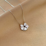Collar con colgante de diamantes de imitación con incrustaciones de perlas de cobre y acero titanio y mariposa, flor a la moda, 1 pieza