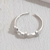 Anillo abierto chapado en oro de 14 quilates con incrustaciones de cobre y cruz brillante elegante