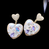 1 par de pendientes colgantes de circonita con diamantes de imitación de cobre y perlas de imitación con incrustaciones en forma de corazón para mujer
