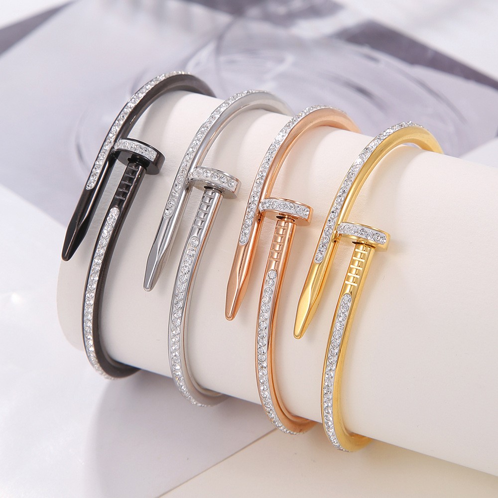 Brazalete chapado en oro de 18 quilates con incrustaciones de acero y titanio de color sólido elegante informal
