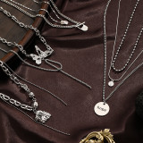 Collar con colgante chapado en plata con circonita y perlas de agua dulce con incrustaciones de cobre y letras estilo IG
