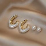 1 par de pendientes chapados en oro y perlas de cobre con incrustaciones en forma de C elegantes e informales