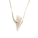 Collar geométrico del chapado en cobre de los mariscos de la madre perla del triángulo del estilo simple elegante
