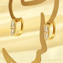 1 par de pendientes chapados en oro de 18 quilates con incrustaciones cuadradas de cobre y circonita de estilo simple