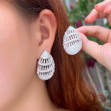 1 par de pendientes de tuerca chapados en rodio chapados en oro blanco con incrustaciones de piedras preciosas artificiales de cobre con incrustaciones de nudo de lazo ovalado de estilo Simple elegante