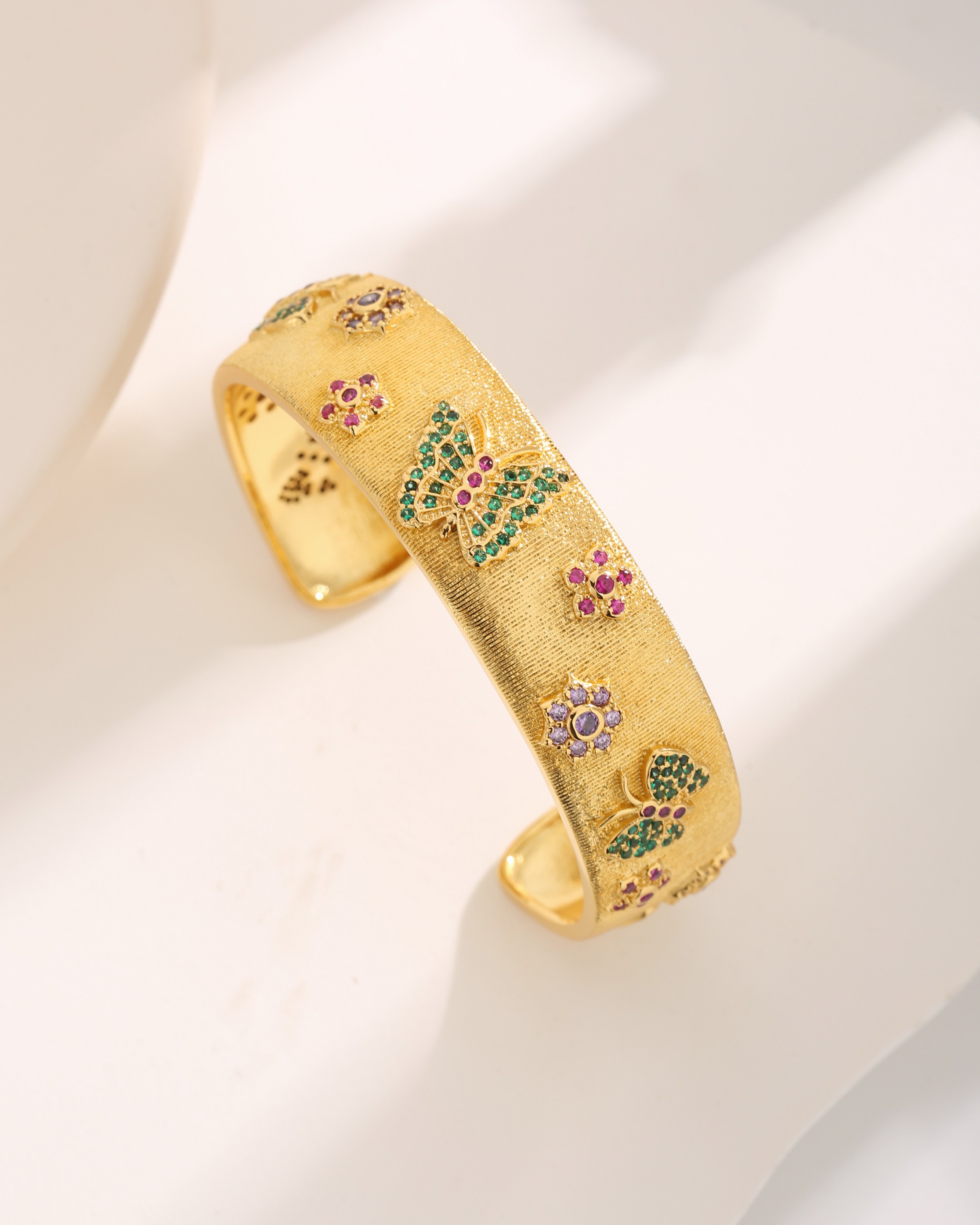 Brazalete chapado en oro de 18 quilates con incrustaciones de cobre y mariposa de flor de estilo moderno francés