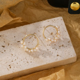 1 par de elegantes pendientes redondos chapados en cobre con incrustaciones de perlas de agua dulce y circonita chapados en oro de 18 quilates